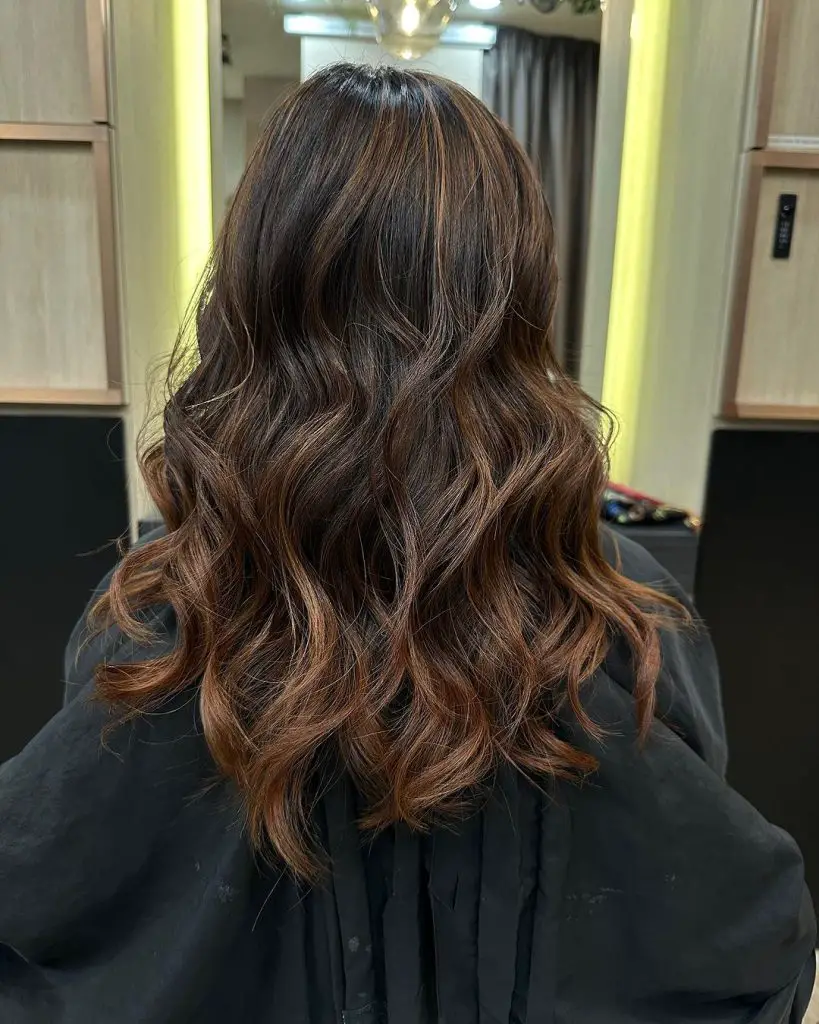 Luxurious, smooth caramel highlights for elegance.