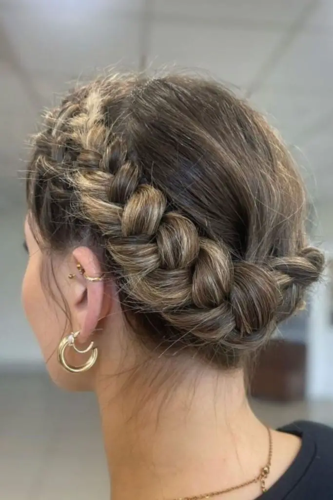 Crown of braids with elegance.