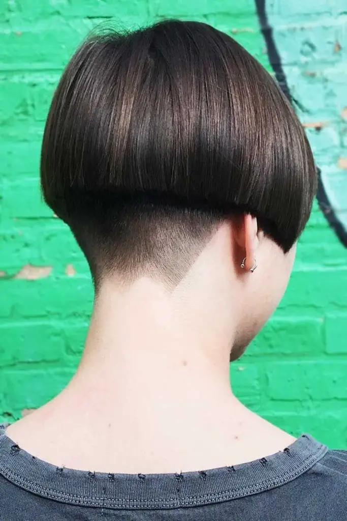 Retro-inspired bowl cut with blunt fringe.