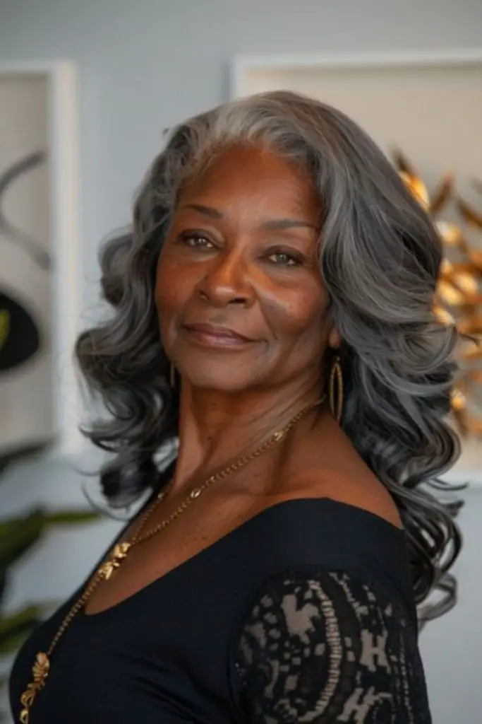Natural gray beach waves for a relaxed cool style.