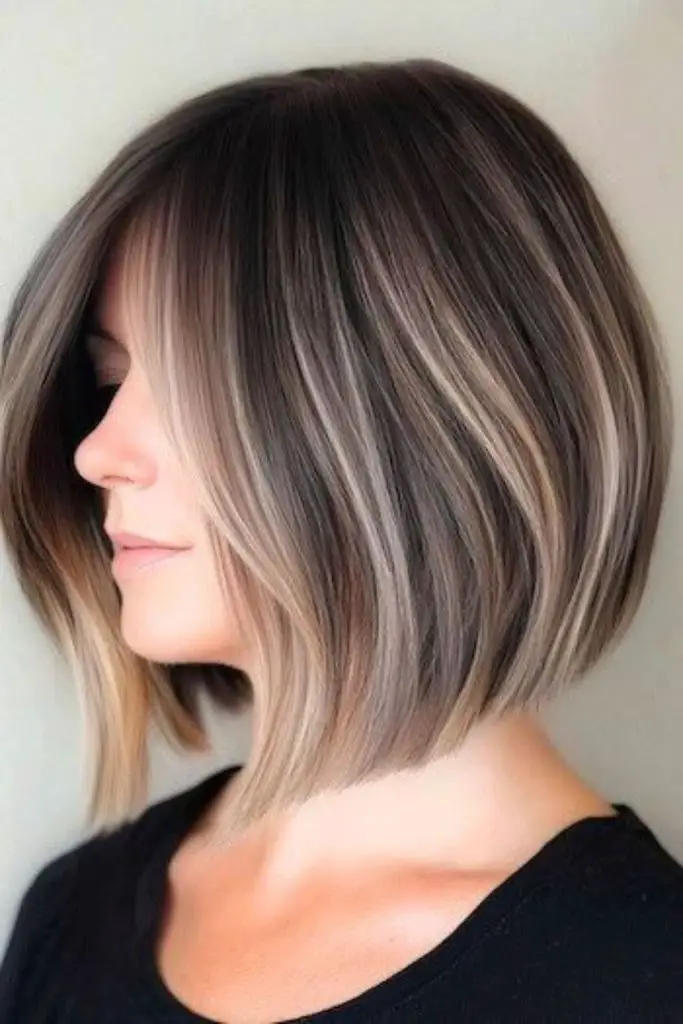 Dark-rooted bob with luminous dimension.