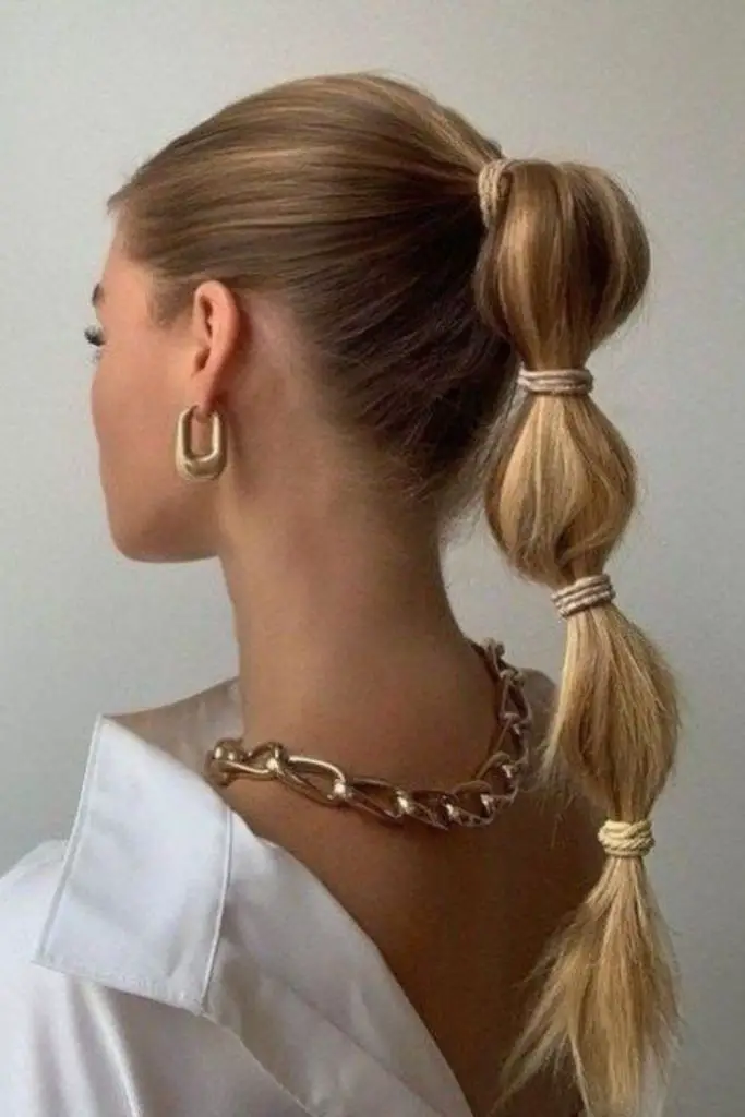 Voluminous bubble ponytail with pearl details.