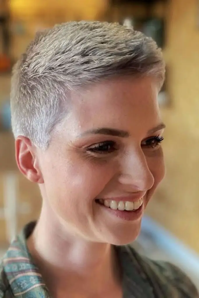 Moon-silver buzzed soft hairstyle
