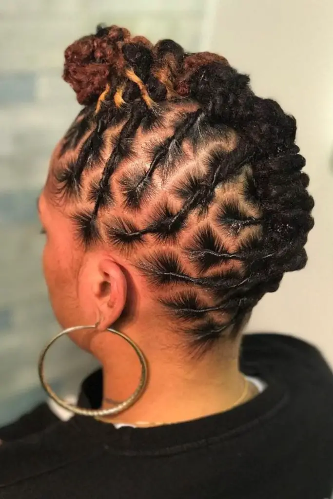 Geometric parting with short dreads.