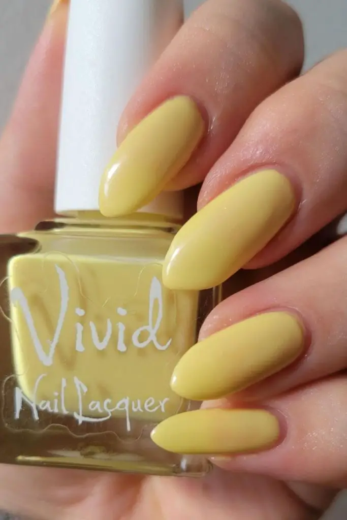 Glossy dipped nails with pastel yellow.