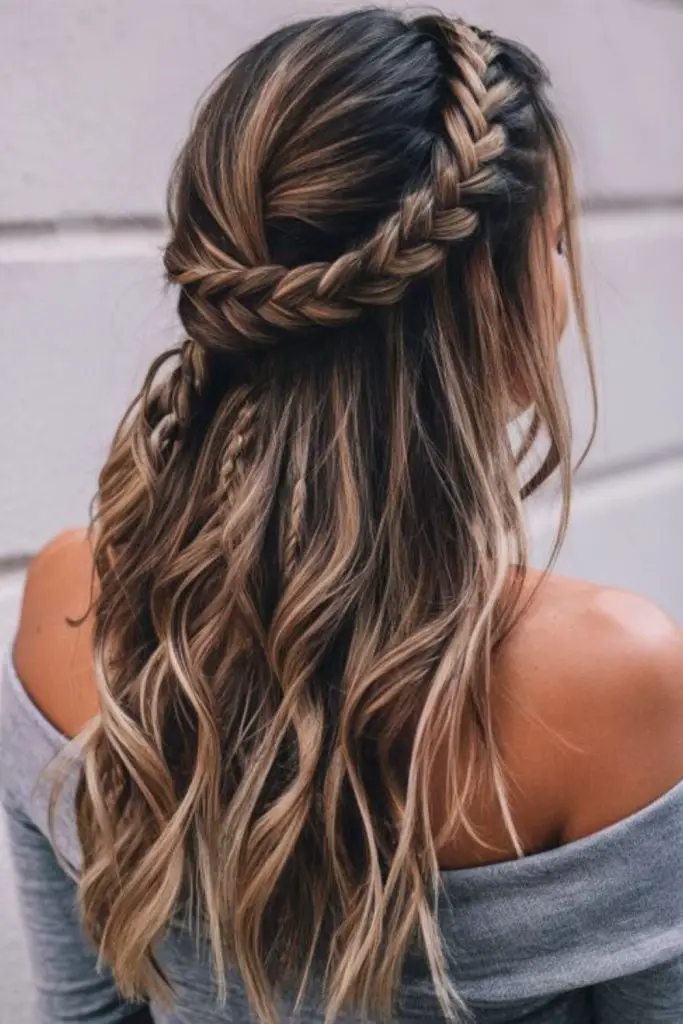 Top-curved braids cascade in flowing layers.