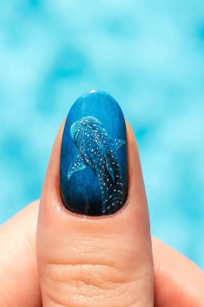 Cobalt-to-turquoise nails with soft dots.