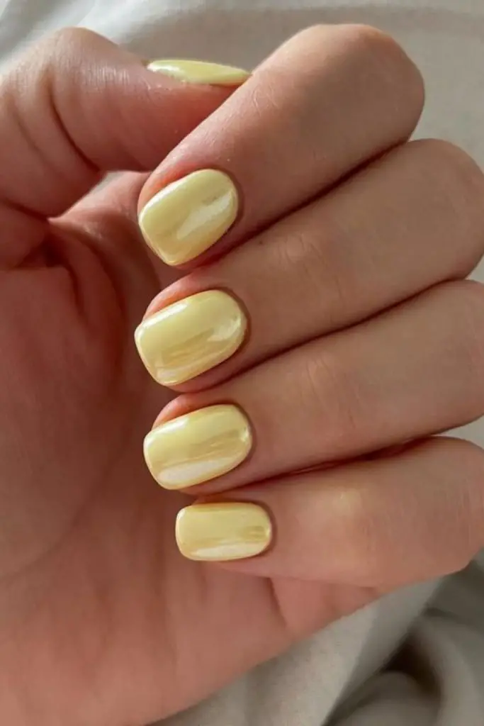 Glossy lemon pastel nails with shimmer