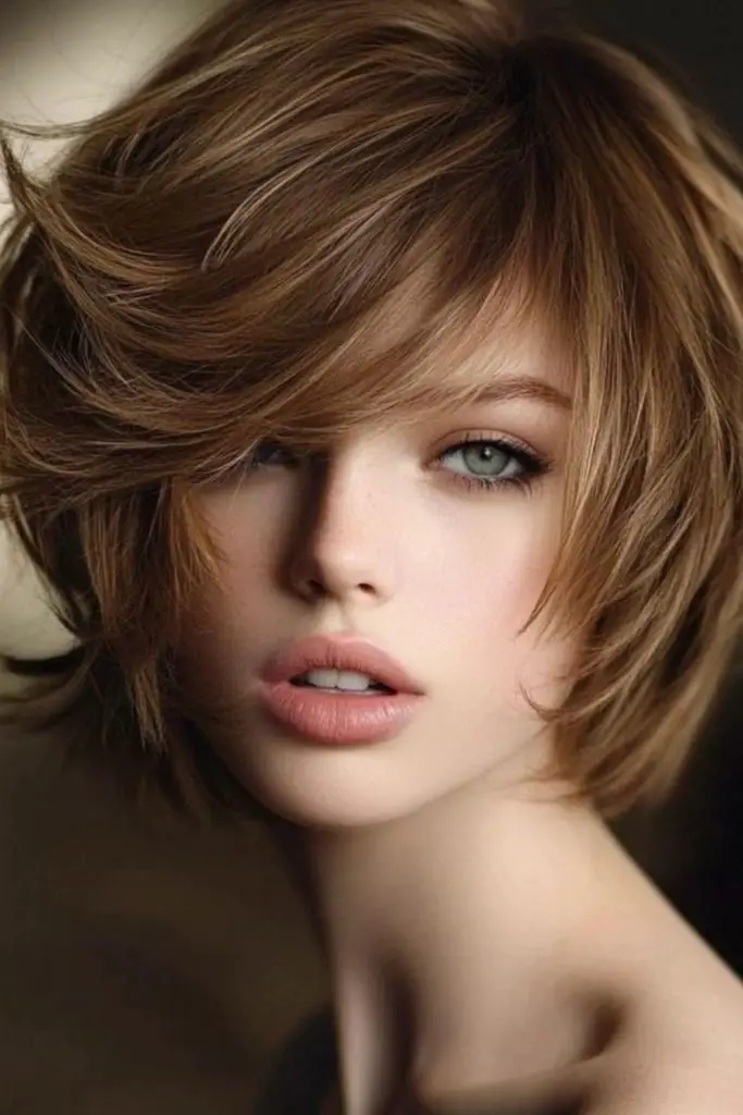 Flipped bob with haunting elegance