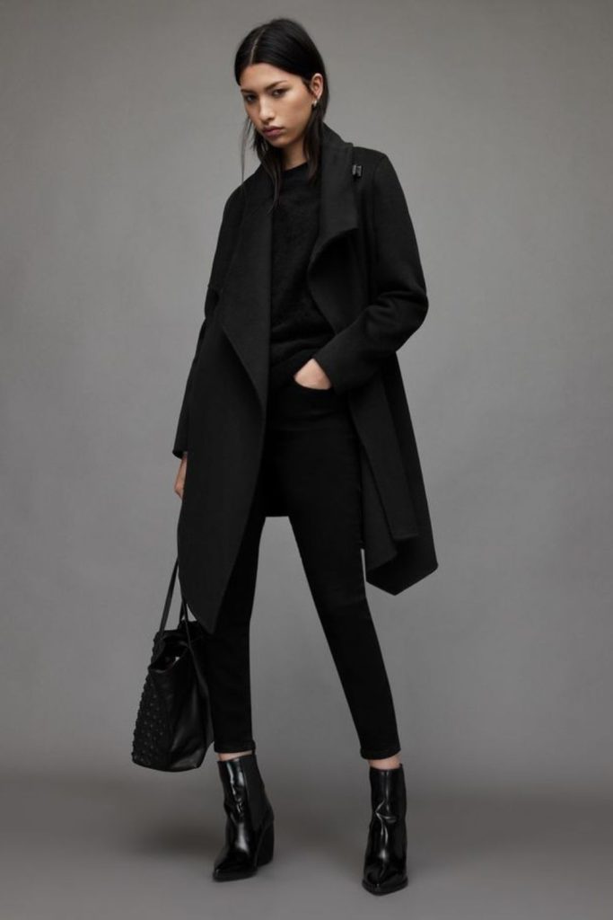 Black sleek layered urban autumn look.