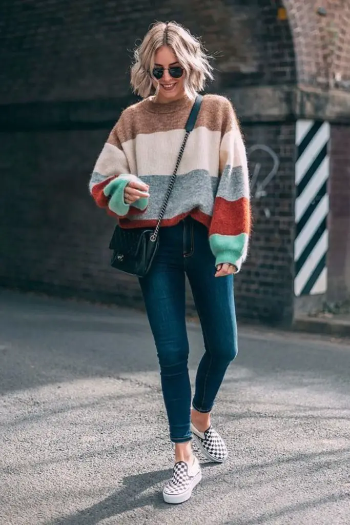 Block-color sweatshirt with straight jeans.