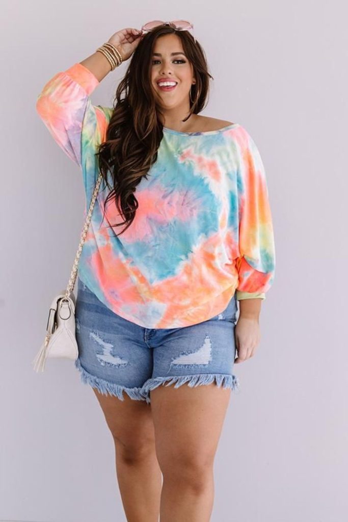 Coral tie-dye top denim shorts.