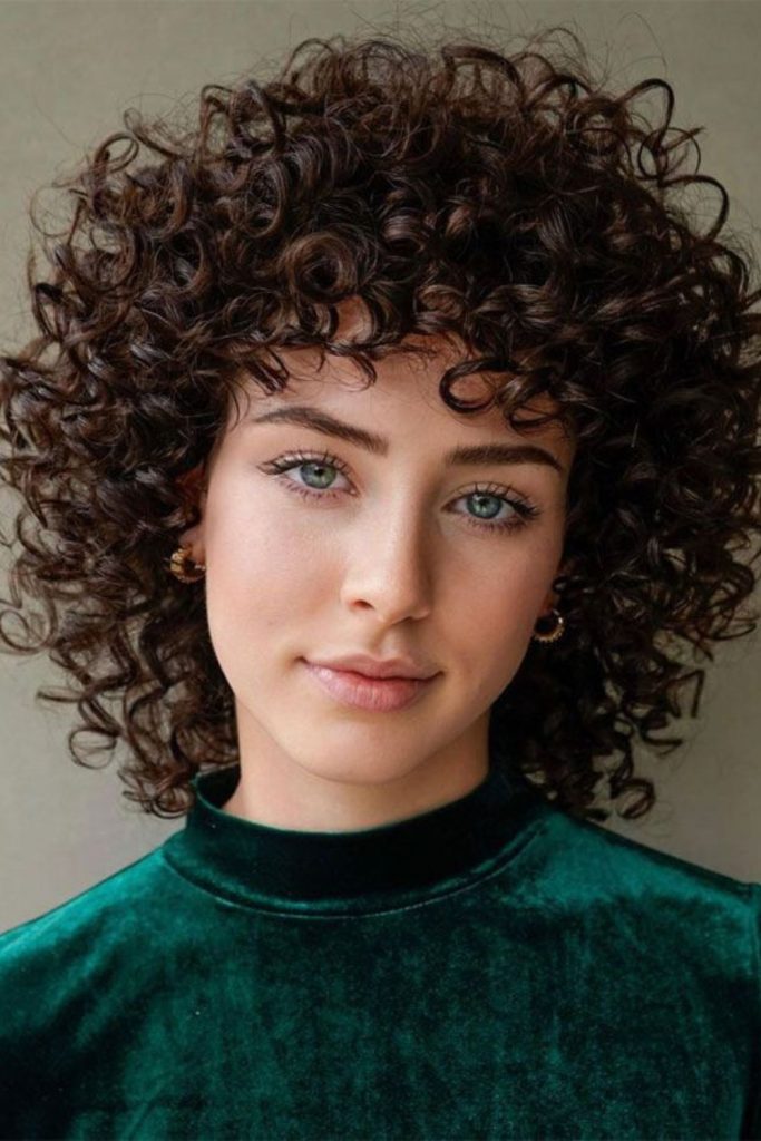 Short misty curls around jawline