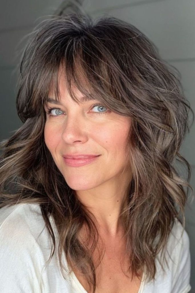 Soft slices lift hair subtly.