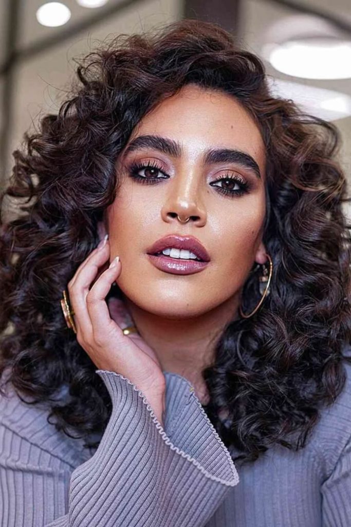 Smooth mid-length curls with flow