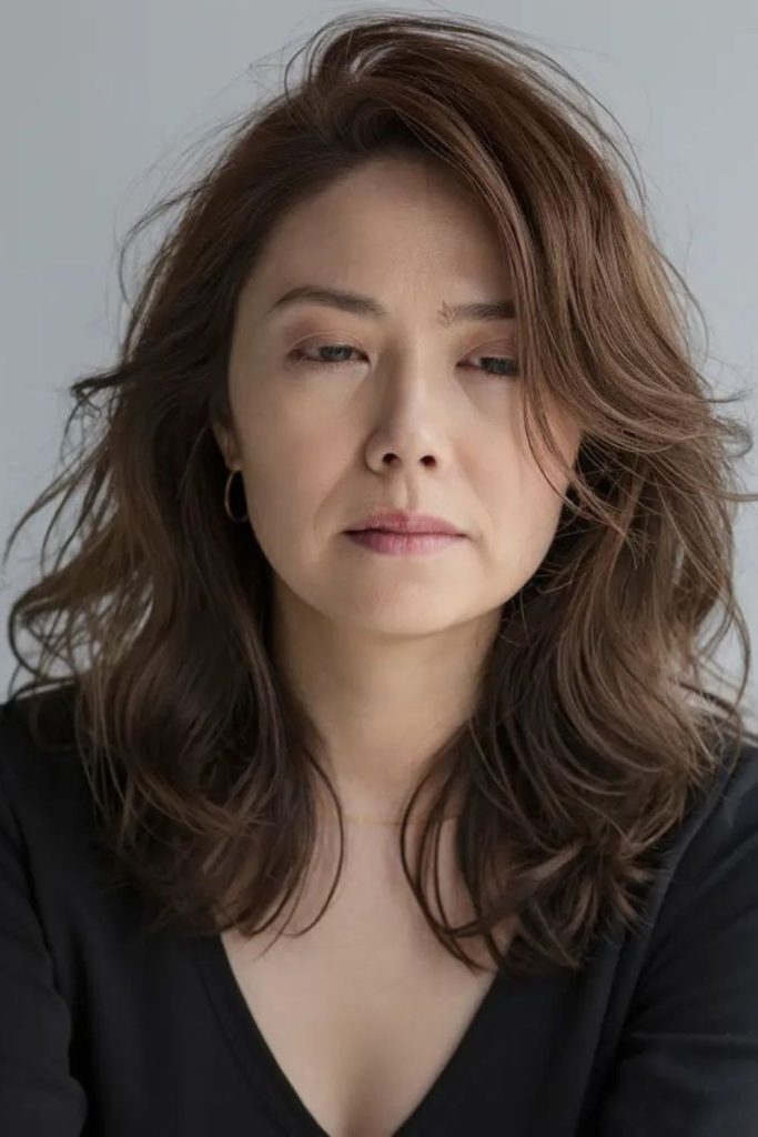 Feathered textured lob softens round cheeks