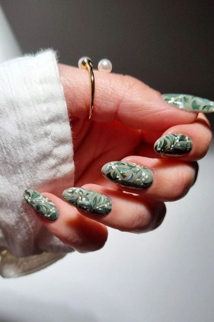 Faded leaf nails on misty base