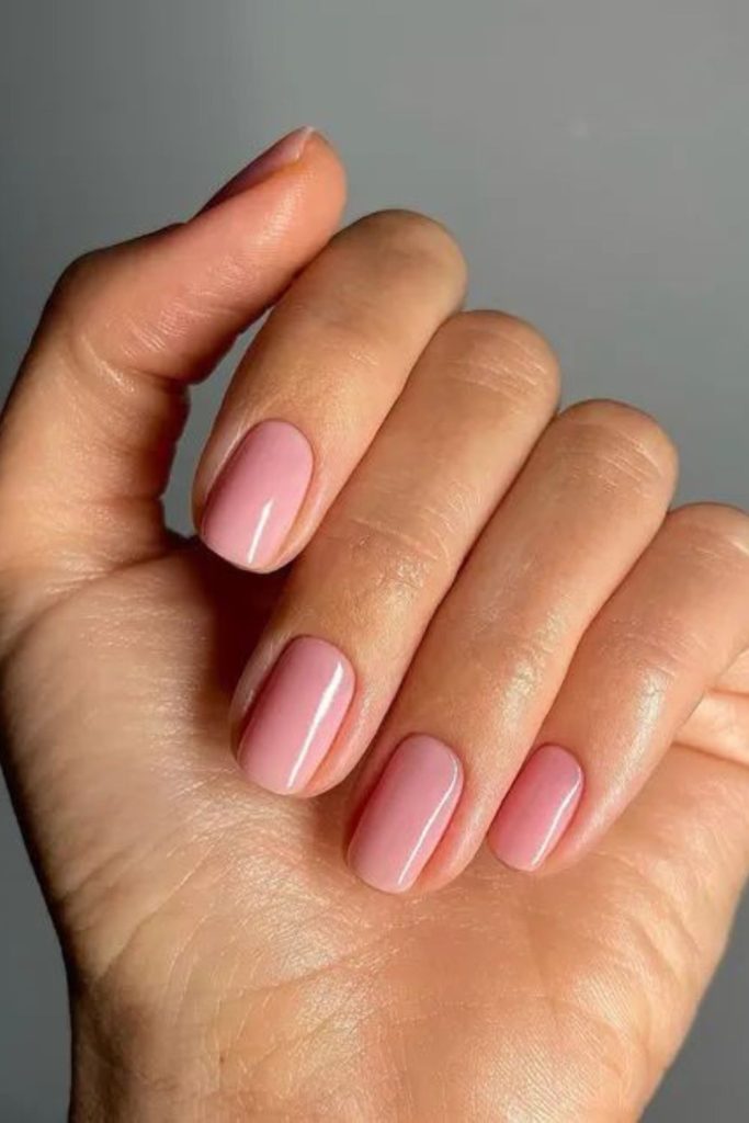 Chalk pink matte short nails.