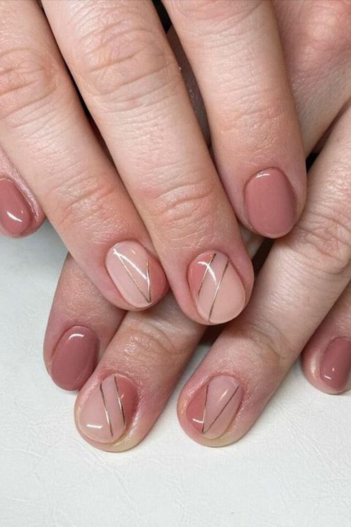 Cream rose elegant short nails.