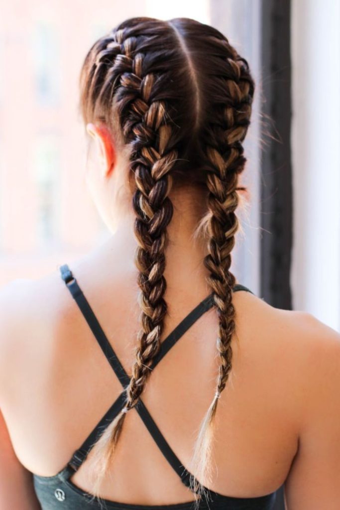 Top twisted loop with lively edges.