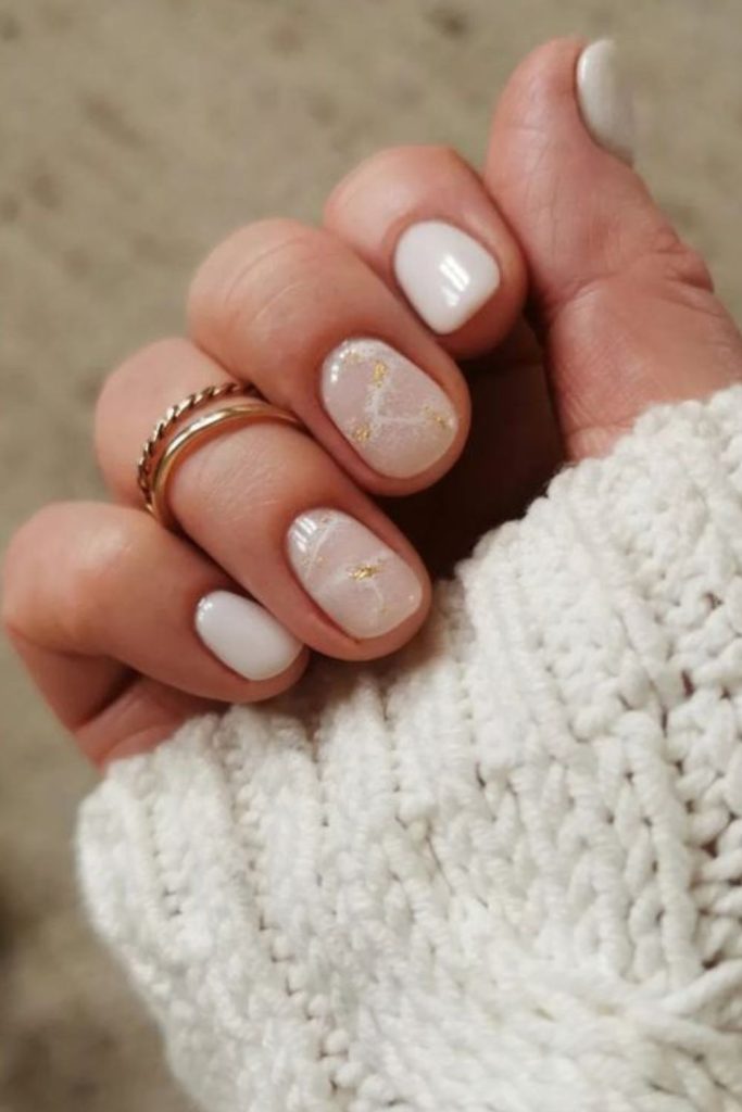 Frosted linen inspired short nails.