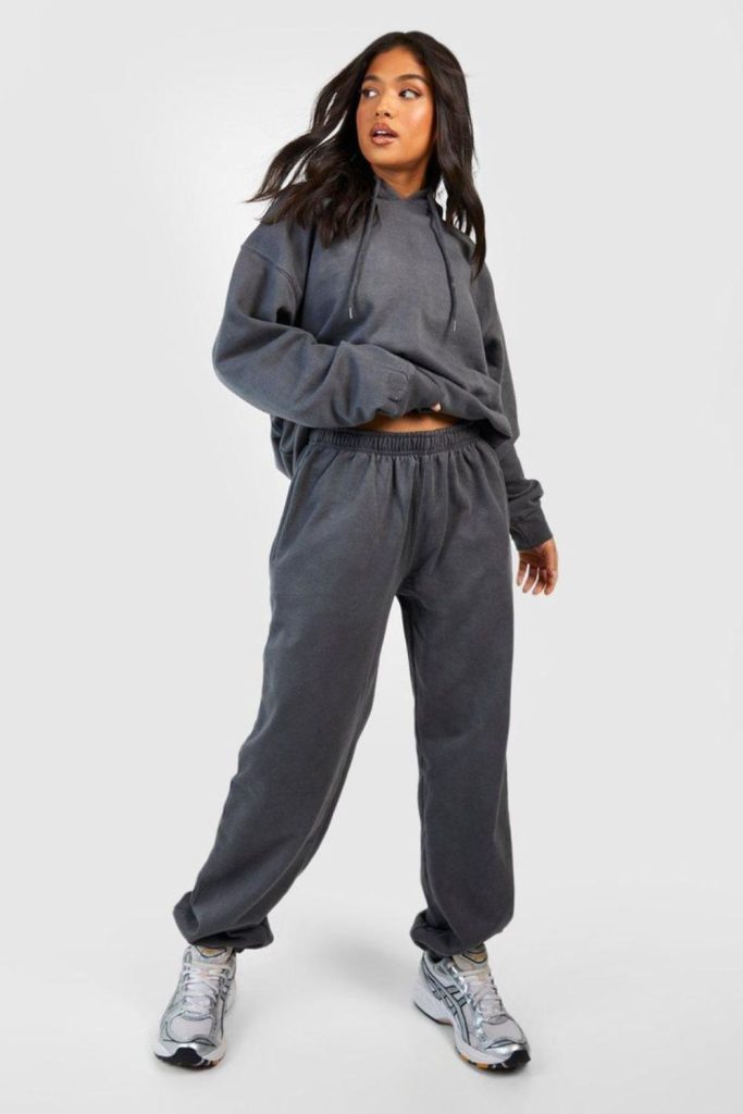 Ash gray sweatsuit urban relaxed look.