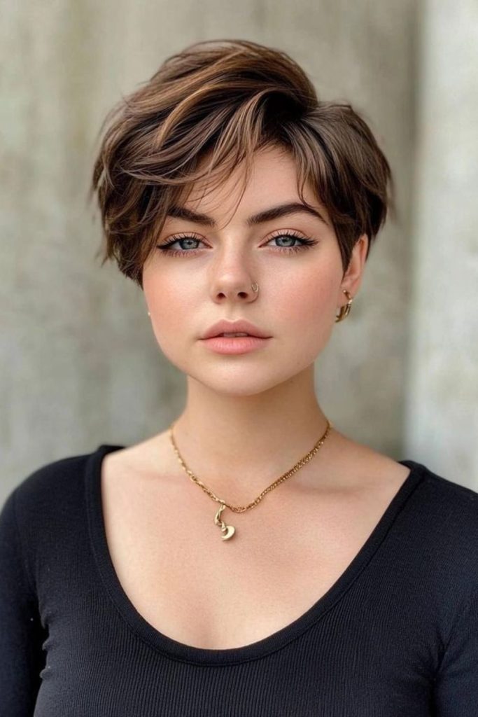 Sleek pixie with marbled highlight finish