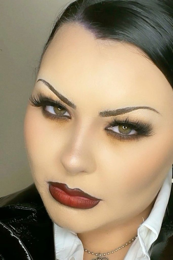 Razor thin retro inspired eyebrow look