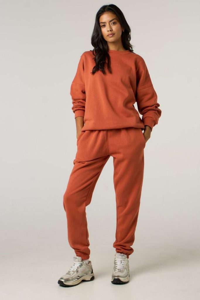 Rust colored sweatsuit warm autumn look.