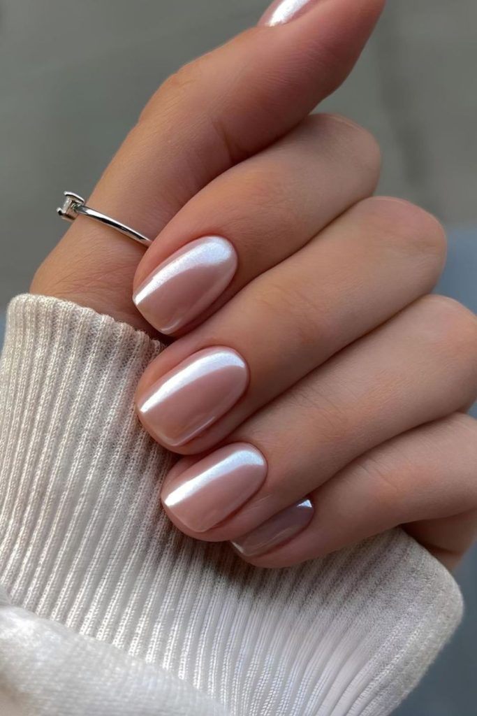 Shell beige minimal short nails.