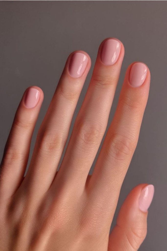 Soft linen pink short nails.