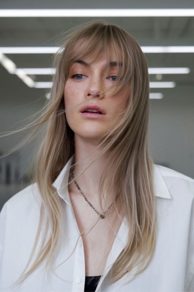 Airy forehead strands with floating texture