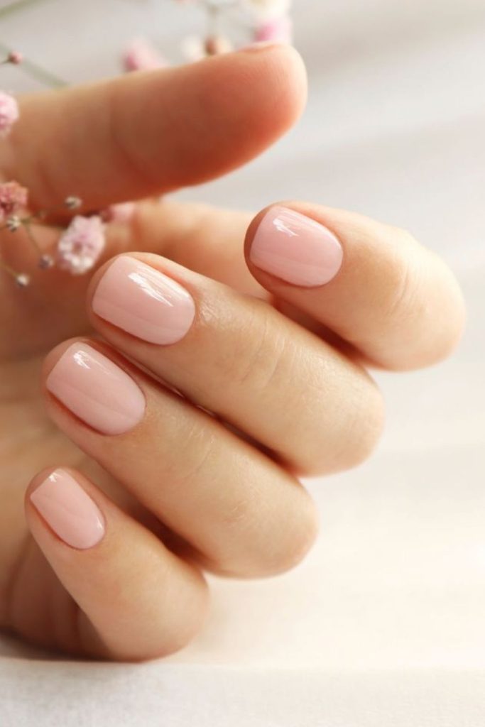 Dusty rose refined short nails.