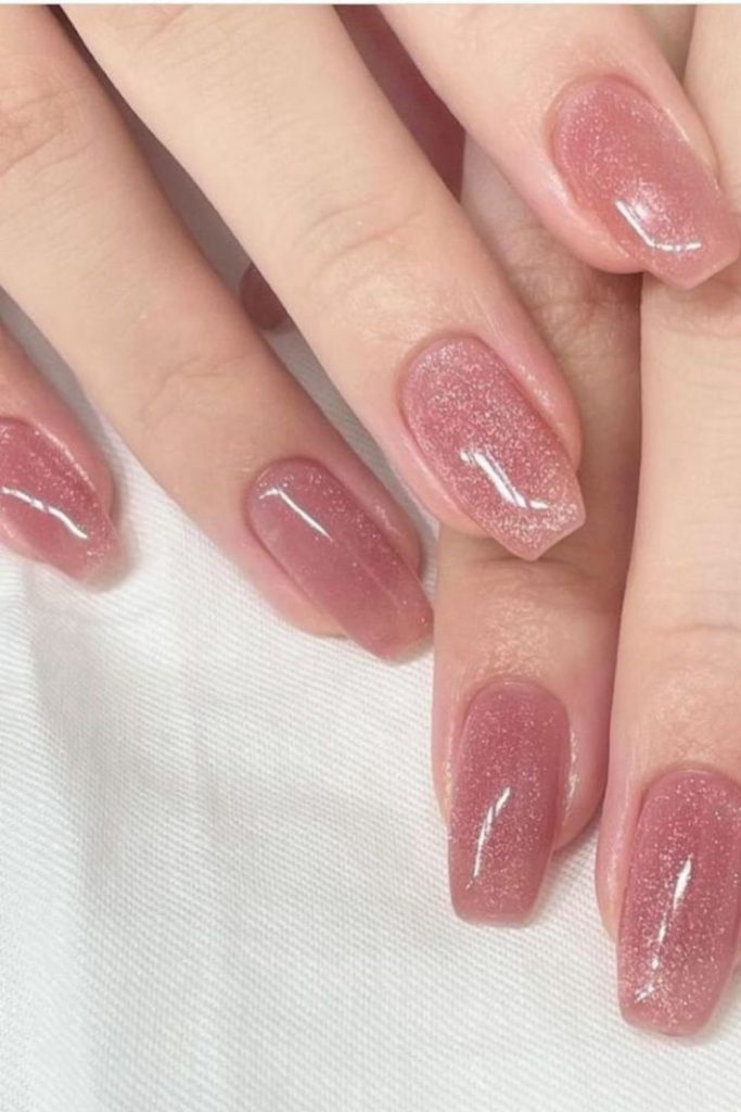 Soft pink nails with pearlescent mist.