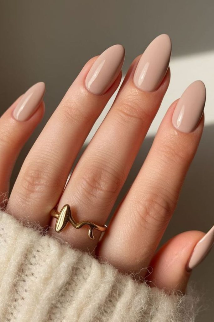 Matte bone minimalist fashion nails.