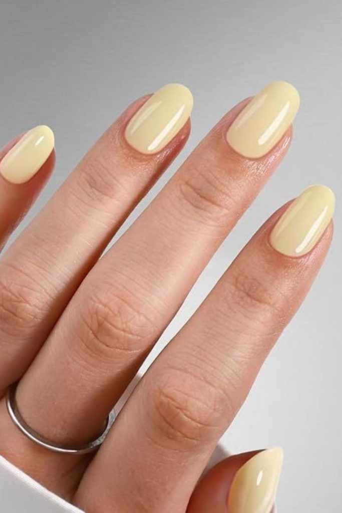 Gentle yellow short round nails