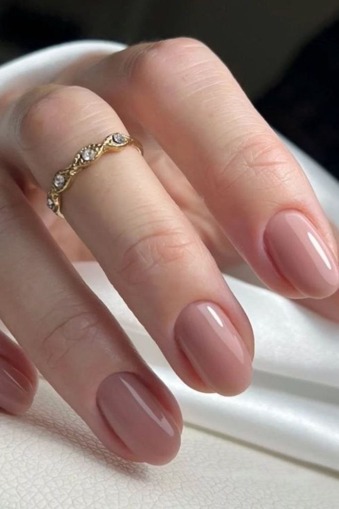 Smooth fawn silk round nails