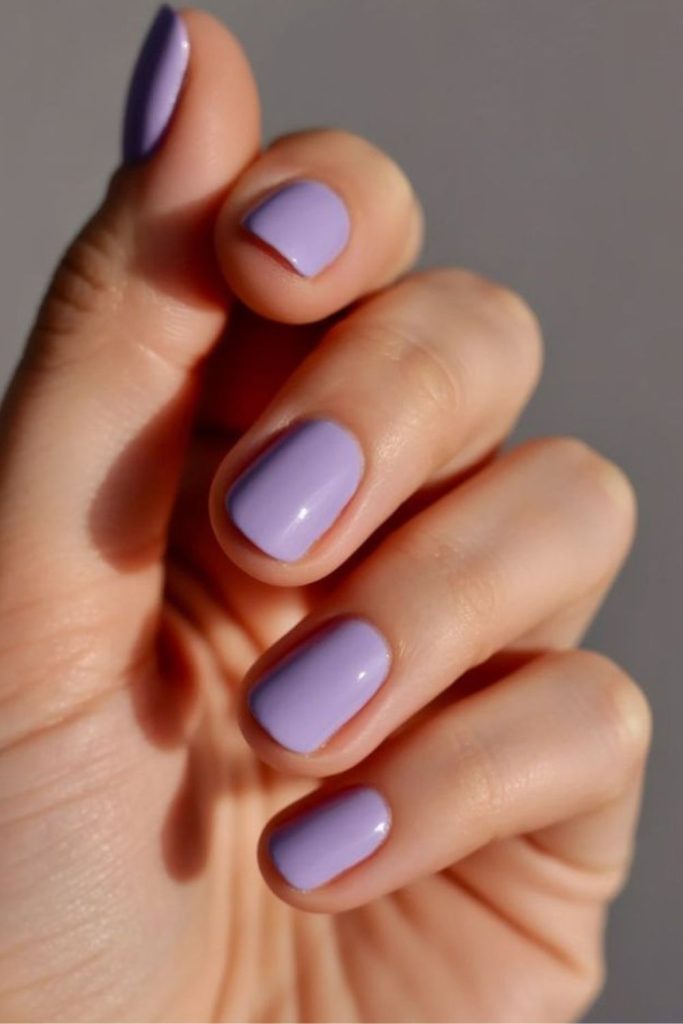 Dreamy lilac short round nails
