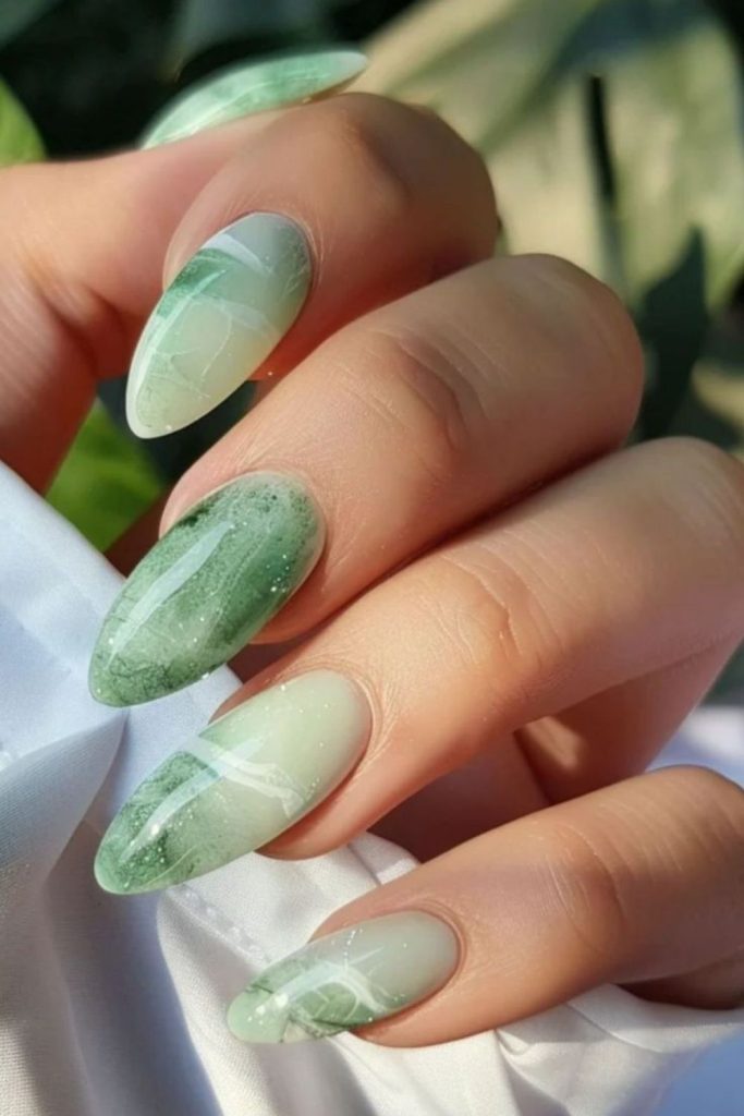 Flowing green glossy nails with gold