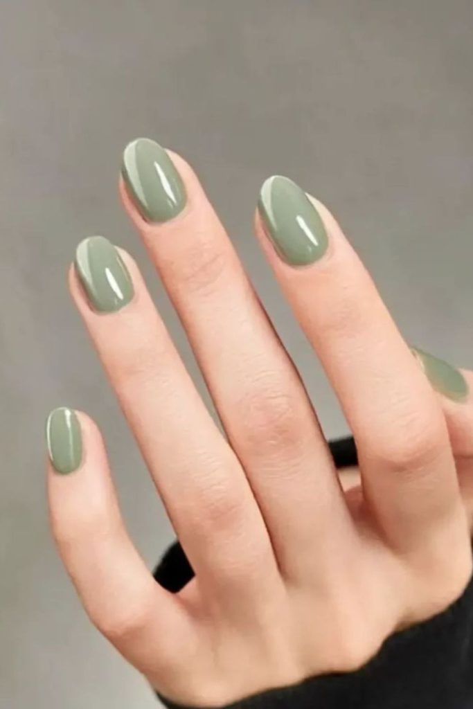 Soft pistachio muted round nails