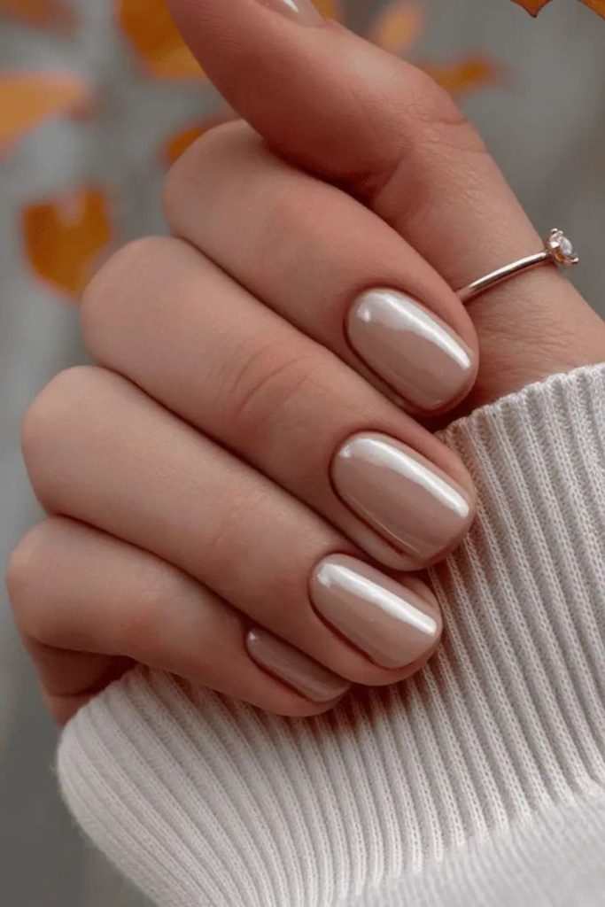 Pearly nude glossy short nails
