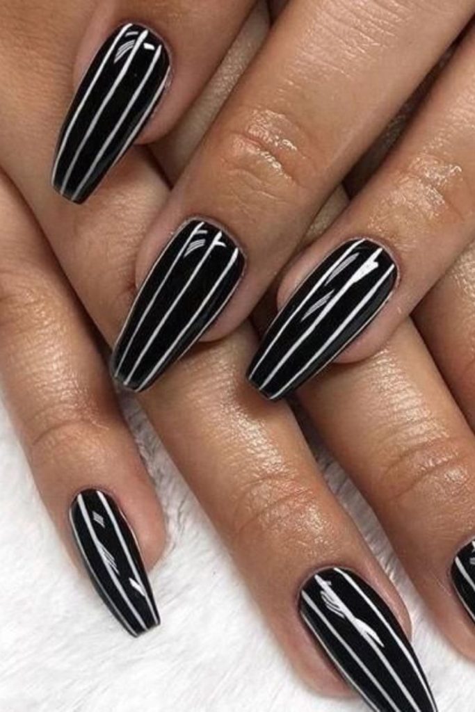 Vertical stripes on matte black nails