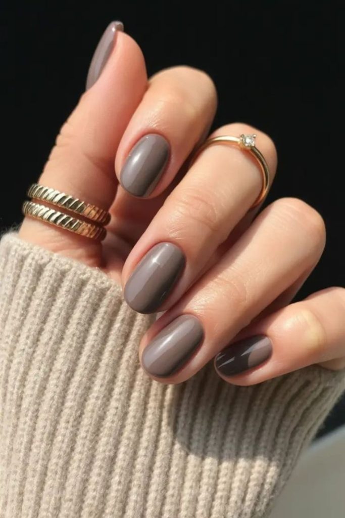 Taupe grey glossy short nails