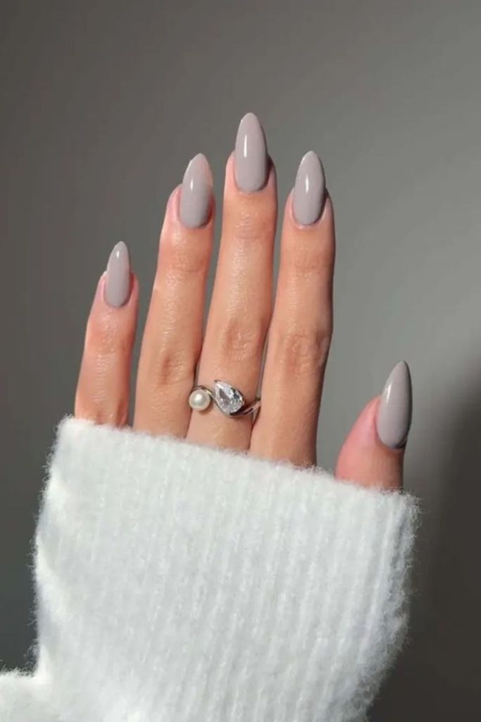 Pale gray clean modern nails.
