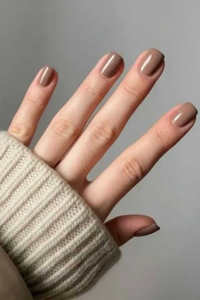 Mocha beige creamy short nails