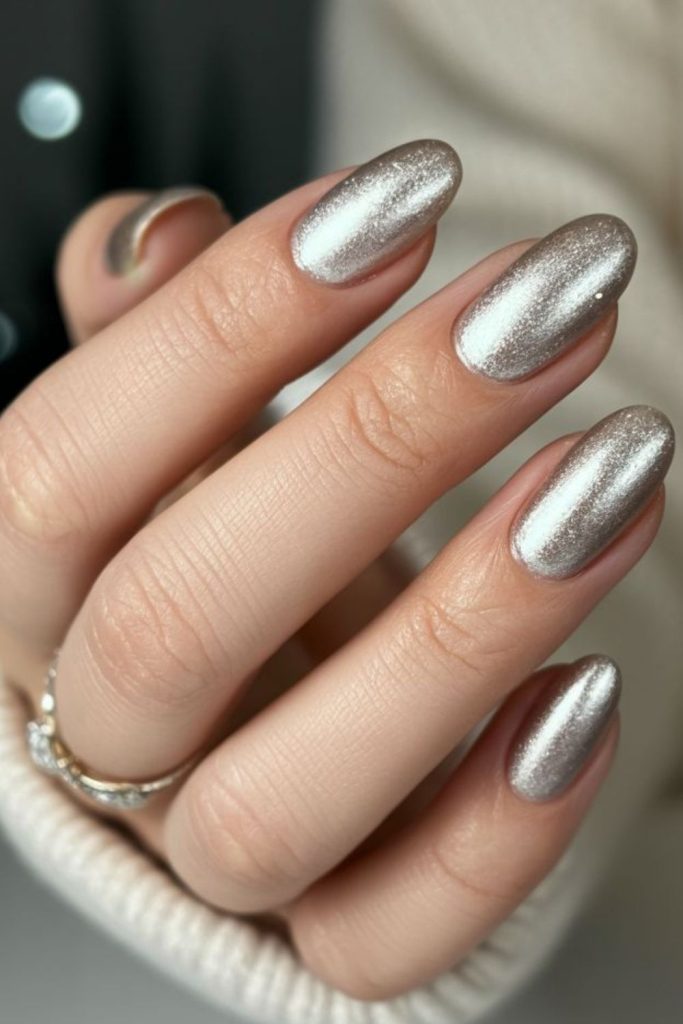 Soft pearl grey evening nails