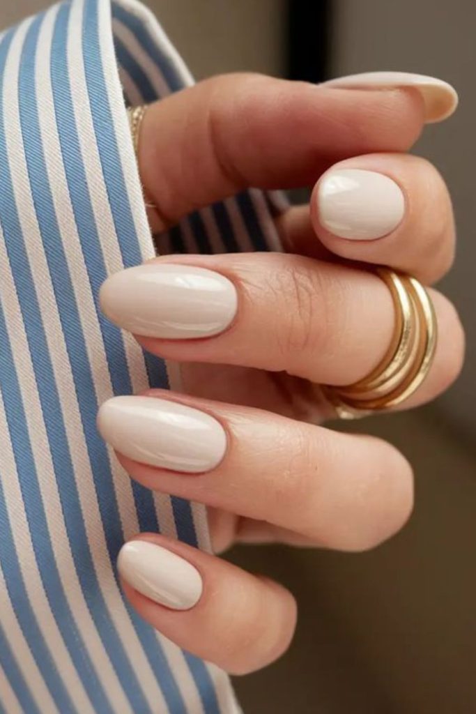 Creamy vanilla soft round nails