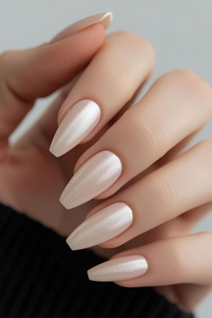 White creamy nails with pearly gradient