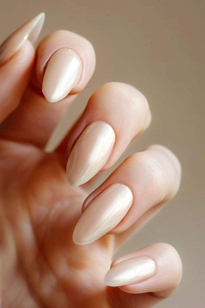 Creamy vanilla-toned elegant nail finish.
