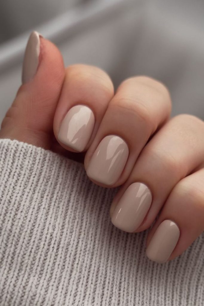 Neutral beige glossy simple nails